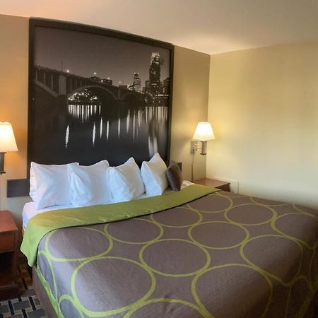 Super 8 By Wyndham Chisago City Exterior photo