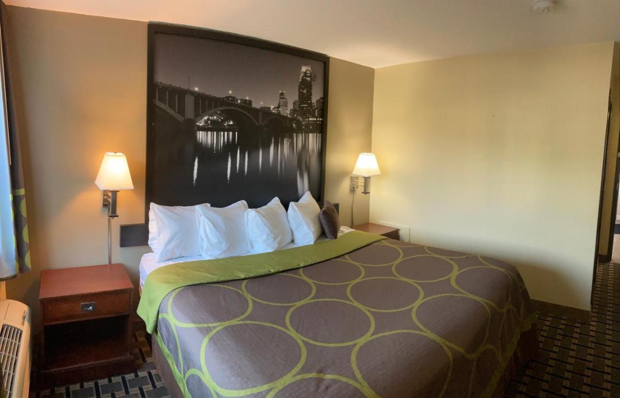Super 8 By Wyndham Chisago City Exterior photo