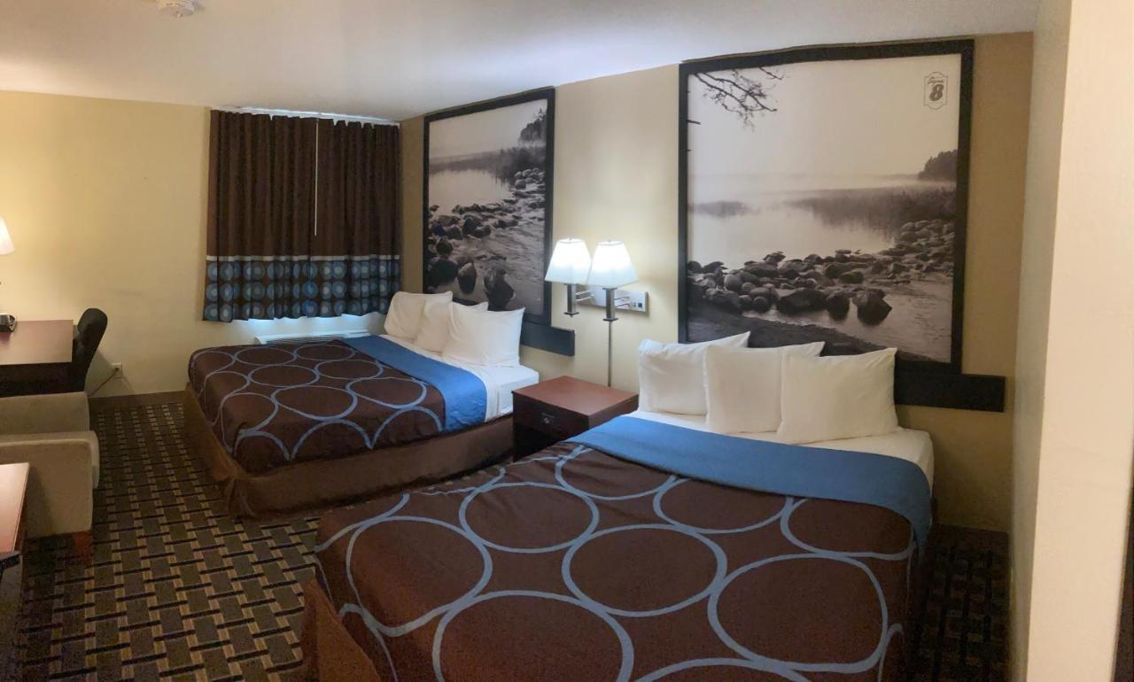 Super 8 By Wyndham Chisago City Exterior photo