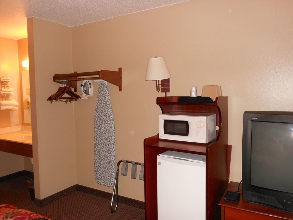 Super 8 By Wyndham Chisago City Room photo